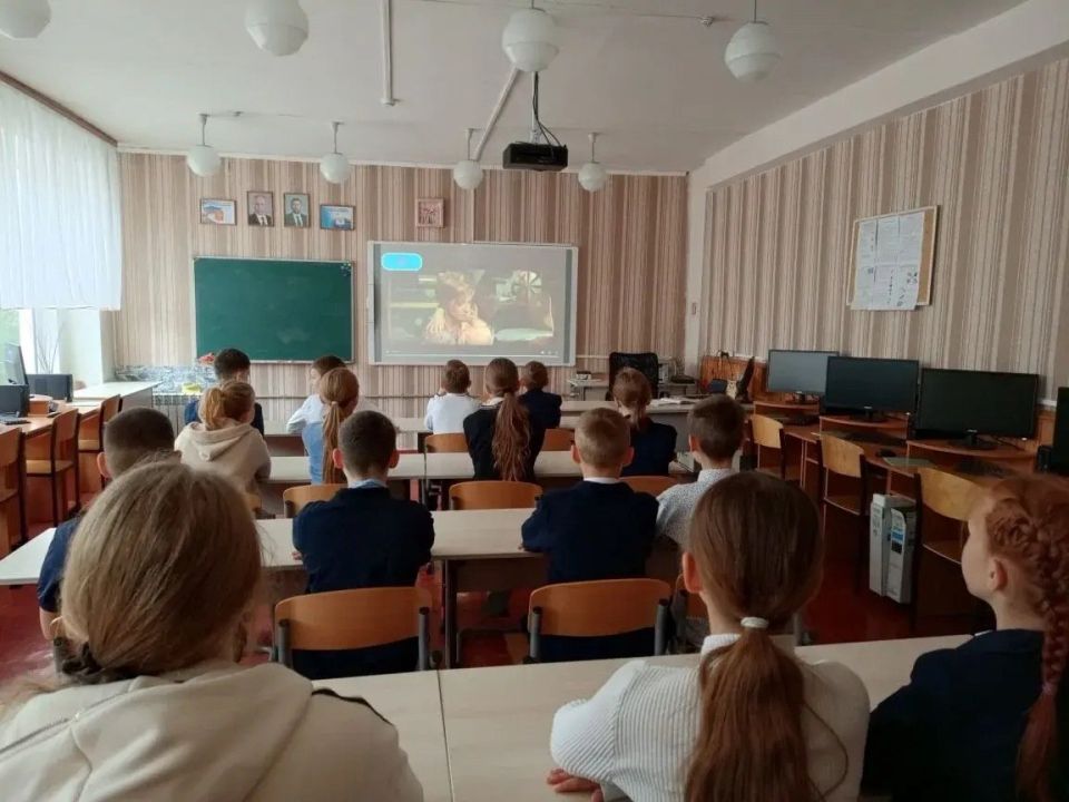 В школах Кировского прошли внеурочные занятия проекта «Разговоры о важном» В школах Кировского прошли внеурочные занятия проекта «Разговоры о важном»