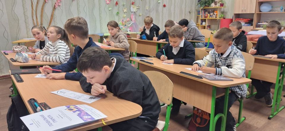 Новая учебная неделя в ГБОУ «Мроновской школе № 10 г.о. Дебальцево» началась с торжественной церемонии Новая учебная неделя в ГБОУ «Мроновской школе № 10 г.о. Дебальцево» началась с торжественной церемонии