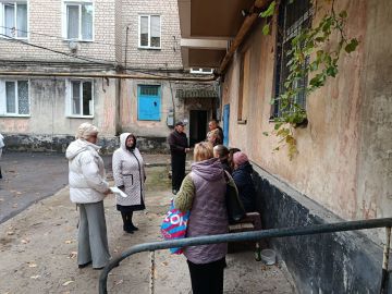 13 октября встречу с жителями дома № 1 квартала 48 провела заместитель руководителя Управы Советского внутригородского района Надежда Прокапович