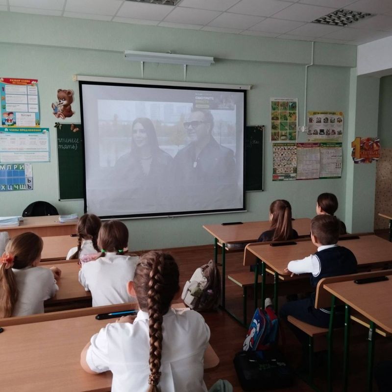 «Разговоры о важном». Утро в Тельмановской гимназии традиционно началось с еженедельной линейки и почётного права выноса флага Российской Федерации и флага Донецкой Народной Республики юнармейцами ВПК «Юные патриоты... «Разговоры о важном». Утро в Тельмановской гимназии традиционно началось с еженедельной линейки и почётного права выноса флага Российской Федерации и флага Донецкой Народной Республики юнармейцами ВПК «Юные патриоты...