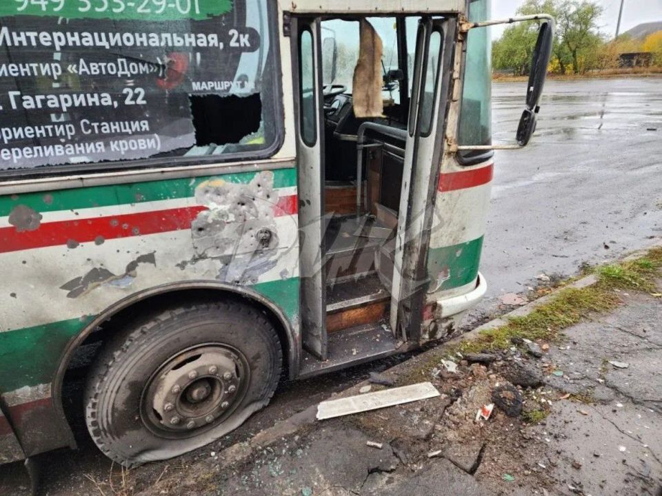 Иван Приходько: Последствия удара БПЛА ВФУ по автобусу в жилом массиве «Комсомолец» (Никитовский район Горловки) Иван Приходько: Последствия удара БПЛА ВФУ по автобусу в жилом массиве «Комсомолец» (Никитовский район Горловки)