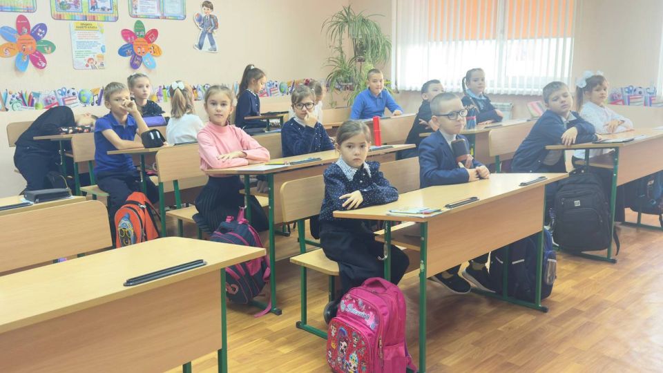 «Разговоры о важном». Утро в Тельмановской гимназии традиционно началось с еженедельной линейки и почётного права выноса флага Российской Федерации и флага Донецкой Народной Республики юнармейцами ВПК «Юные патриоты... «Разговоры о важном». Утро в Тельмановской гимназии традиционно началось с еженедельной линейки и почётного права выноса флага Российской Федерации и флага Донецкой Народной Республики юнармейцами ВПК «Юные патриоты...