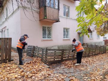 Сотрудники жилищно-коммунальных предприятий продолжают выполнять работы по благоустройству в Кировском районе города Донецка