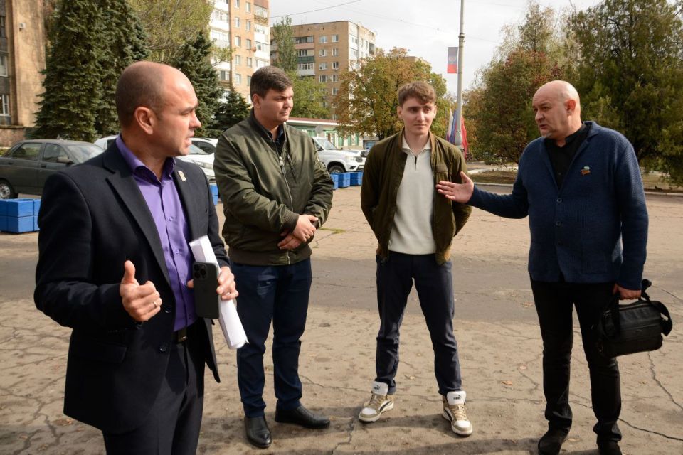 Накануне я побывал на мемориале в Торезе вместе с главой администрации Артёмом Чесноковым, зампредом горсовета Андреем Пашковым и депутатом молодёжного парламента ДНР Яном Андриенко Накануне я побывал на мемориале в Торезе вместе с главой администрации Артёмом Чесноковым, зампредом горсовета Андреем Пашковым и депутатом молодёжного парламента ДНР Яном Андриенко