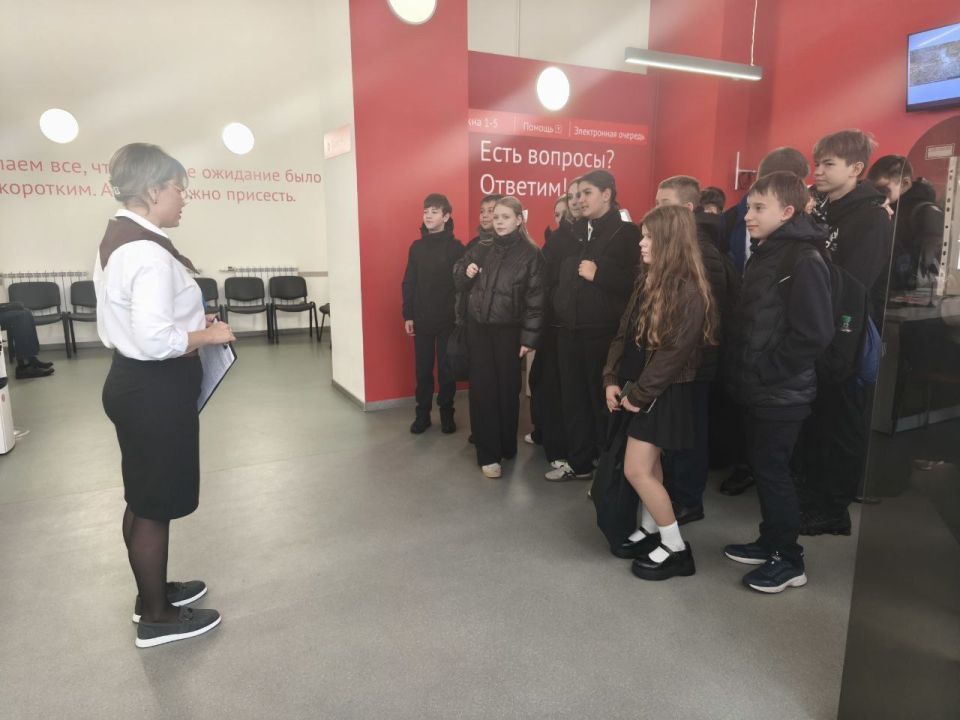 В рамках партийного проекта Единой России "Моя карьера" специалисты Тельмановского центра занятости совместно с МФЦ провели профессиографическую экскурсию для учащихся 8 класса Тельмановской гимназии В рамках партийного проекта Единой России "Моя карьера" специалисты Тельмановского центра занятости совместно с МФЦ провели профессиографическую экскурсию для учащихся 8 класса Тельмановской гимназии