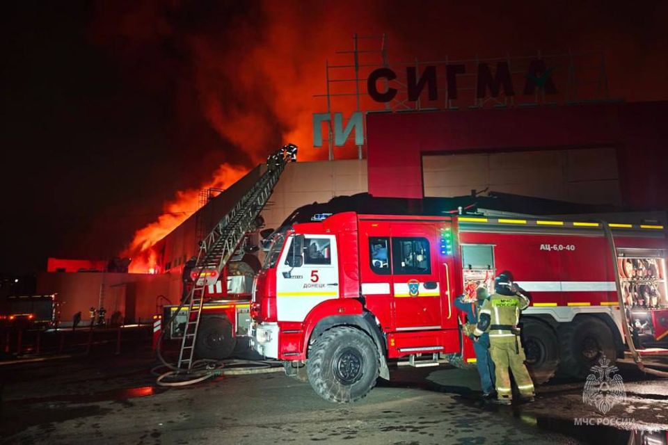 Пожар в гипермаркете Донецка ликвидировали почти сутки, жертв нет Пожар в гипермаркете Донецка ликвидировали почти сутки, жертв нет