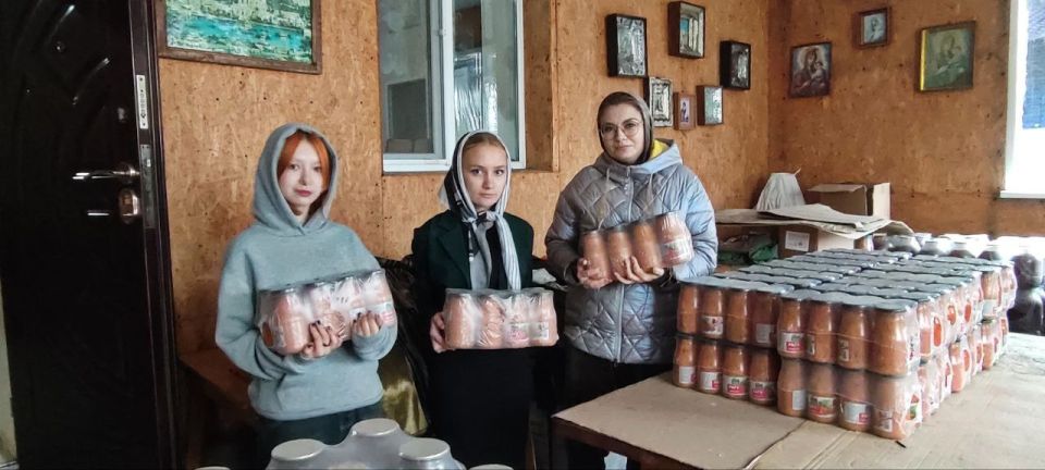 Активисты партийного проекта «Женское движение Единой России» изготовили очередную партию свечей для фронта Активисты партийного проекта «Женское движение Единой России» изготовили очередную партию свечей для фронта