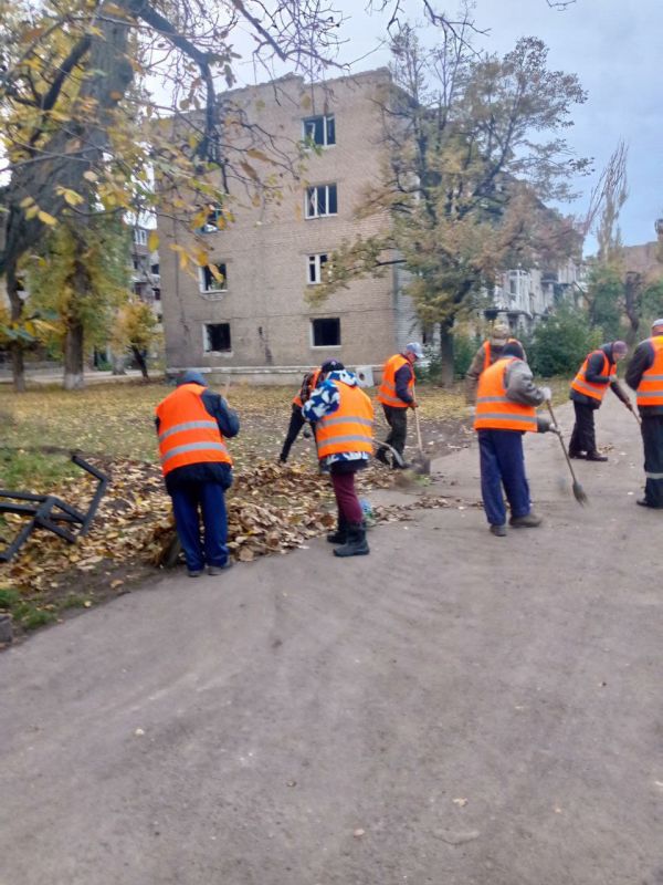 С заботой об округе.. За 13.10.2025 года сотрудниками МУП АГЯ «ЖЭК» выполнены следующие виды работ: выполнены работы по уборке придомовой территории по адресам: С заботой об округе.. За 13.10.2025 года сотрудниками МУП АГЯ «ЖЭК» выполнены следующие виды работ: выполнены работы по уборке придомовой территории по адресам: