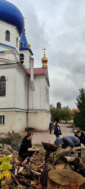 Активисты партийного проекта «Женское движение Единой России» изготовили очередную партию свечей для фронта Активисты партийного проекта «Женское движение Единой России» изготовили очередную партию свечей для фронта