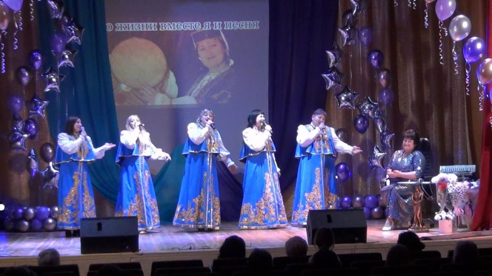 В Урзуфском сельском Доме культуры состоялся юбилейный творческий вечер заведующего Дома культуры, руководителя и солистки народного вокального ансамбля «Маджаротис» Любови Разовой с прекрасным названием «По жизни вместе я и... В Урзуфском сельском Доме культуры состоялся юбилейный творческий вечер заведующего Дома культуры, руководителя и солистки народного вокального ансамбля «Маджаротис» Любови Разовой с прекрасным названием «По жизни вместе я и...
