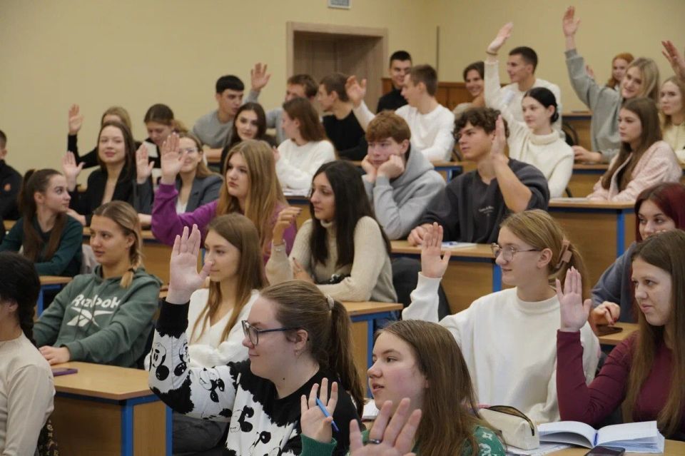 Вице-премьер Кирилл Макаров вместе с министром культуры Михаилом Желтяковым осмотрели ход восстановительных работ Мариупольского театра и обсудили все этапы Вице-премьер Кирилл Макаров вместе с министром культуры Михаилом Желтяковым осмотрели ход восстановительных работ Мариупольского театра и обсудили все этапы