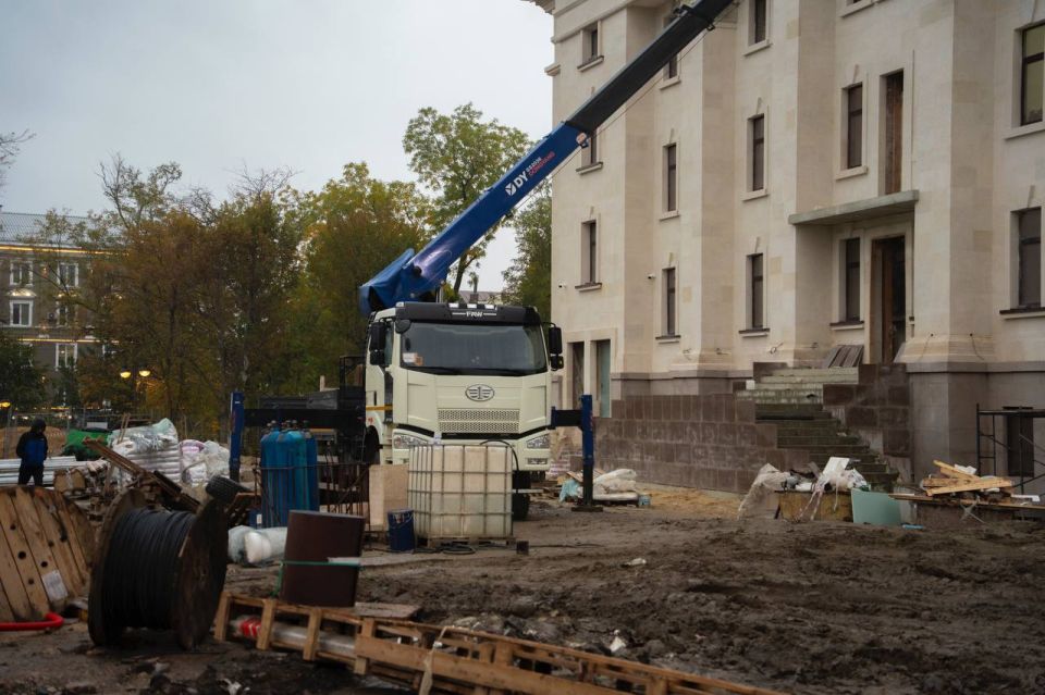 Вице-премьер Кирилл Макаров вместе с министром культуры Михаилом Желтяковым осмотрели ход восстановительных работ Мариупольского театра и обсудили все этапы Вице-премьер Кирилл Макаров вместе с министром культуры Михаилом Желтяковым осмотрели ход восстановительных работ Мариупольского театра и обсудили все этапы