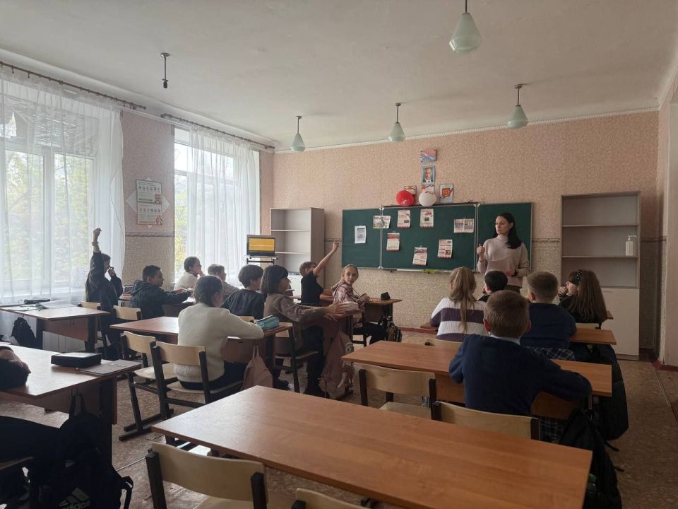 Сегодня,14.10.2025 в ГБОУ "СШ № 12 имени М. Толстых г.о. Иловайск" социальный педагог Рябус А.В. провела в 5-Б классе профилактическую беседу на тему: "Мир без терроризма" Сегодня,14.10.2025 в ГБОУ "СШ № 12 имени М. Толстых г.о. Иловайск" социальный педагог Рябус А.В. провела в 5-Б классе профилактическую беседу на тему: "Мир без терроризма"