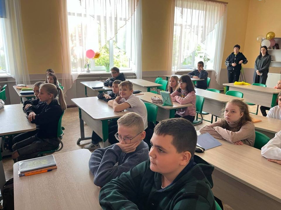 Я-ЮНАРМИЯ. Юнармейцы отряда ВПК «Пламя» штаба местного отделения городского округа Харцызска СШ № 4, ученики из 9-А класса Мокровуз Виктория, Муляр Анастасия, Воробьев Сергей и 10-А класса Шаповалов Кирилл, Павлюк Анастасия... Я-ЮНАРМИЯ. Юнармейцы отряда ВПК «Пламя» штаба местного отделения городского округа Харцызска СШ № 4, ученики из 9-А класса Мокровуз Виктория, Муляр Анастасия, Воробьев Сергей и 10-А класса Шаповалов Кирилл, Павлюк Анастасия...