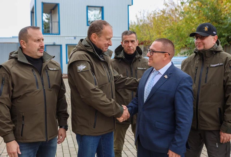 Заместитель Председателя Народного Совета ДНР Андрей Крамар принял участие в передаче гуманитарного груза с питьевой водой Заместитель Председателя Народного Совета ДНР Андрей Крамар принял участие в передаче гуманитарного груза с питьевой водой