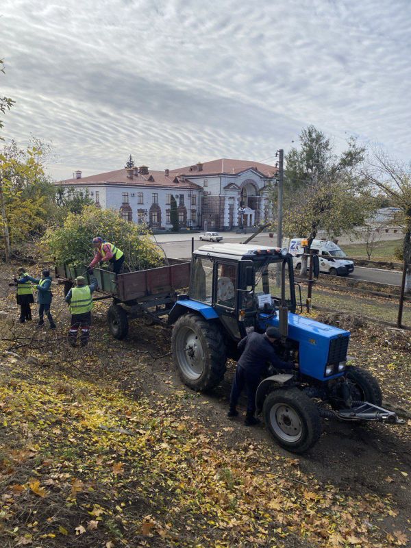 С заботой об округе.. На 14.10.2025 г. сотрудниками МУП "ЭКОС" выполнены следующие виды работ: Обрезка аварийных деревьев от линии электропередач в пос. Красный Партизан и по ул. Макеевская, г. Ясиноватая Дорожный смет... С заботой об округе.. На 14.10.2025 г. сотрудниками МУП "ЭКОС" выполнены следующие виды работ: Обрезка аварийных деревьев от линии электропередач в пос. Красный Партизан и по ул. Макеевская, г. Ясиноватая Дорожный смет...