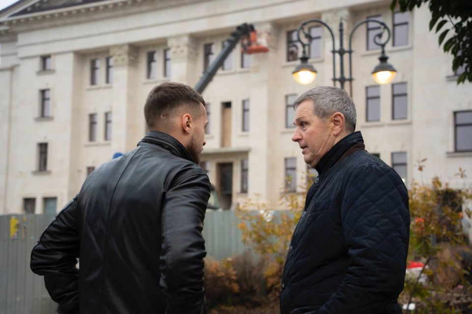 Михаил Желтяков: С заместителем Председателя Правительства ДНР Кириллом Макаровым осмотрели ход строительных работ в здании Мариупольского республиканского академического ордена «Знак почета» русского драматического театра