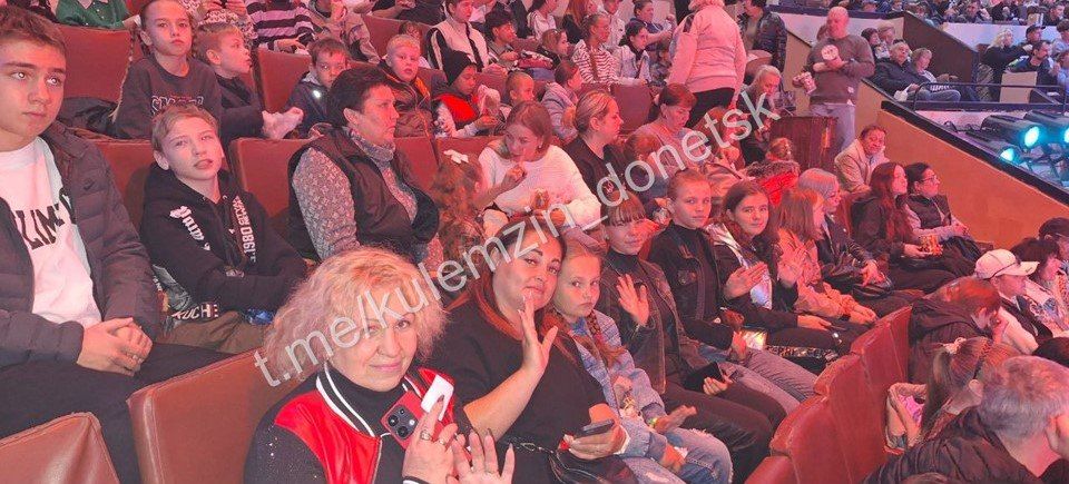 Воскресенье стало настоящим праздником для детей-сирот и детей, оставшихся без попечения родителей, из Пролетарского, Кировского, Куйбышевского и Калининского районов города Донецка! Ребята окунулись в волшебный мир... Воскресенье стало настоящим праздником для детей-сирот и детей, оставшихся без попечения родителей, из Пролетарского, Кировского, Куйбышевского и Калининского районов города Донецка! Ребята окунулись в волшебный мир...