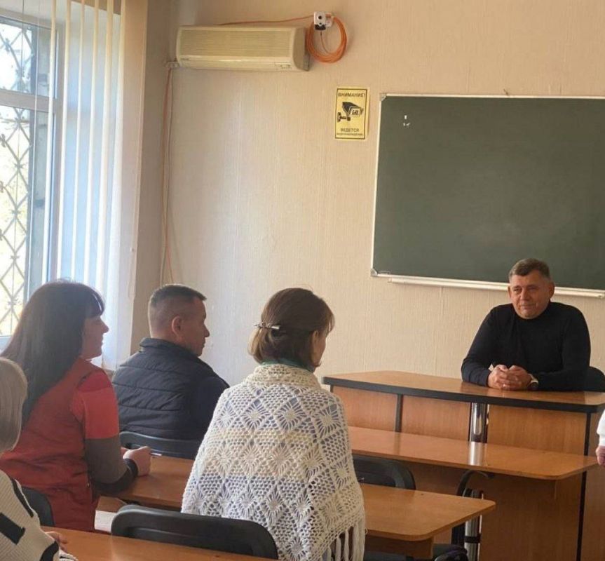 Роман Конев: ВСТРЕЧИ С НАСЕЛЕНИЕМ. 14 октября 2025 года депутаты Горловского городского совета от фракции «Единая Россия» - Олег Сладкевич, Александр Кунов, Сергей Третьяков совместно с представителем общественного совета... Роман Конев: ВСТРЕЧИ С НАСЕЛЕНИЕМ. 14 октября 2025 года депутаты Горловского городского совета от фракции «Единая Россия» - Олег Сладкевич, Александр Кунов, Сергей Третьяков совместно с представителем общественного совета...