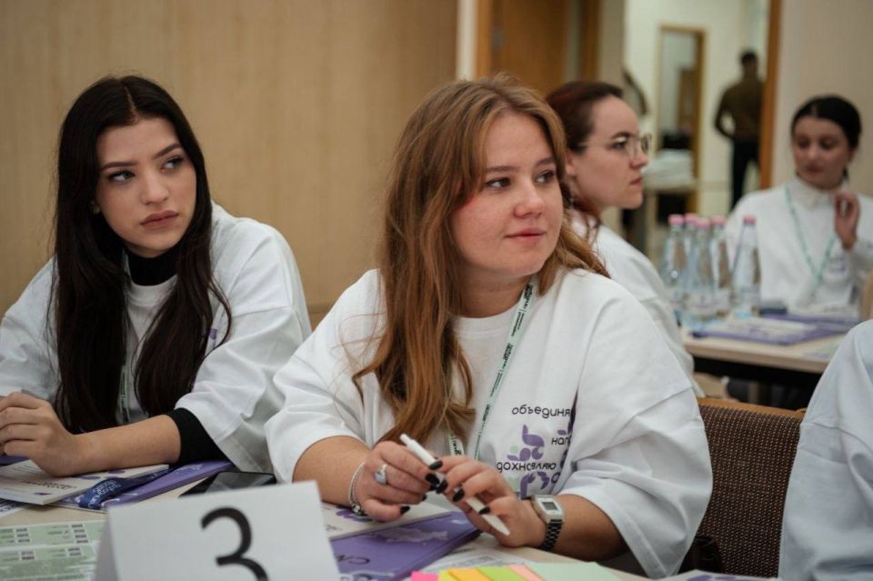 Сотрудники отдела по делам молодёжи и спорта Ясиноватского муниципального округа приняли участие в обучающей программе «Проводники смыслов» в Донецке Сотрудники отдела по делам молодёжи и спорта Ясиноватского муниципального округа приняли участие в обучающей программе «Проводники смыслов» в Донецке
