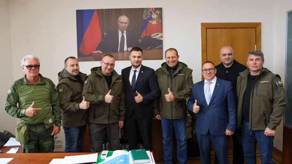 Заместитель Председателя Народного Совета ДНР Андрей Крамар принял участие в передаче гуманитарного груза с питьевой водой Заместитель Председателя Народного Совета ДНР Андрей Крамар принял участие в передаче гуманитарного груза с питьевой водой