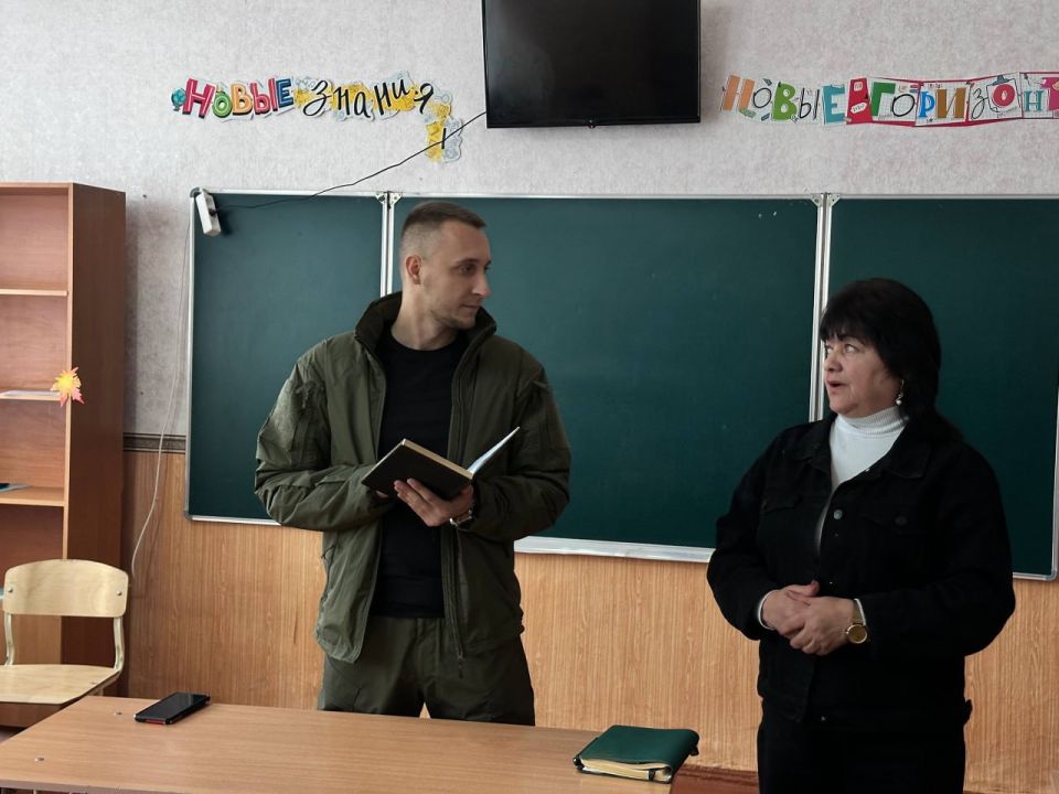 Депутат #Комитет_по_молодежной_политике_и_патриотическому_воспитанию Владислав Подкова встретился с рабочим коллективом Комсомольской школы №1 Депутат #Комитет_по_молодежной_политике_и_патриотическому_воспитанию Владислав Подкова встретился с рабочим коллективом Комсомольской школы №1