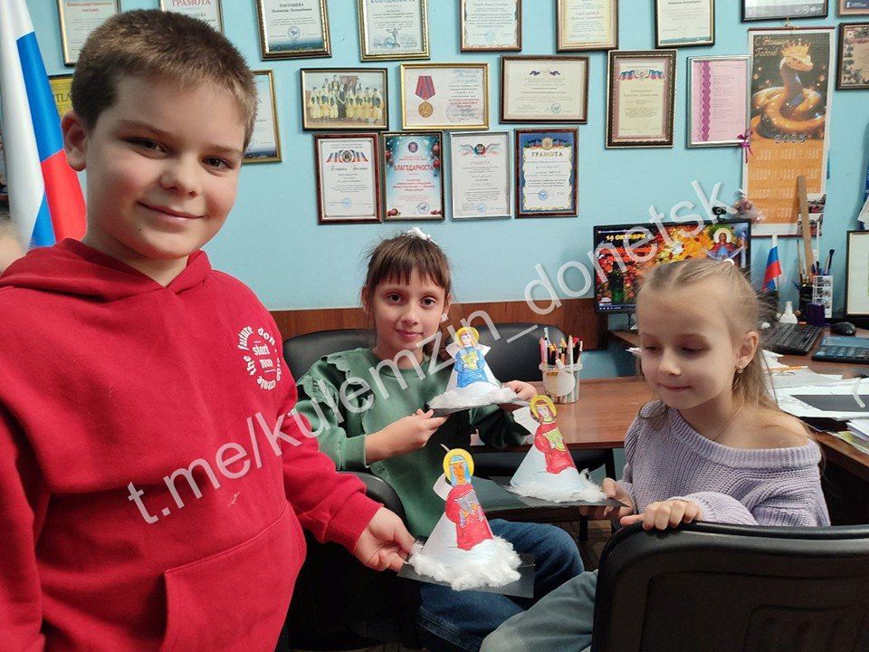 Сегодня, в светлый праздник Покрова Пресвятой Богородицы, во Дворце культуры им. Т.Г. Шевченко царила особая атмосфера – для детей из творческих коллективов был организован мастер-класс «Поделка на Покров» Сегодня, в светлый праздник Покрова Пресвятой Богородицы, во Дворце культуры им. Т.Г. Шевченко царила особая атмосфера – для детей из творческих коллективов был организован мастер-класс «Поделка на Покров»