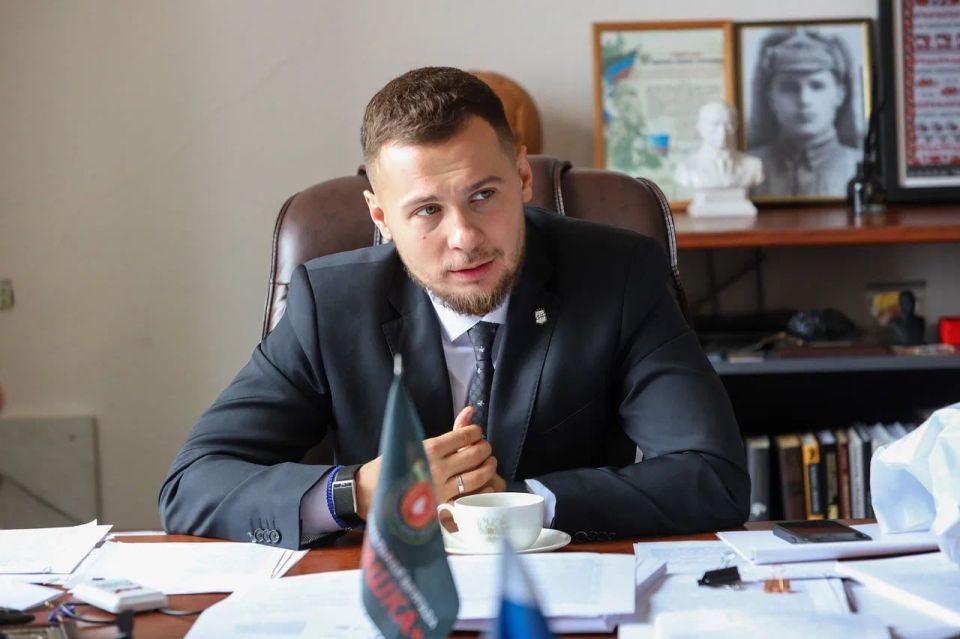 Заместитель Председателя Народного Совета ДНР Андрей Крамар принял участие в передаче гуманитарного груза с питьевой водой Заместитель Председателя Народного Совета ДНР Андрей Крамар принял участие в передаче гуманитарного груза с питьевой водой