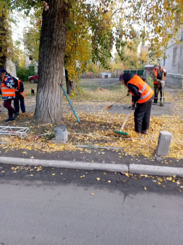 С заботой об округе.. За 14.10.2025 года сотрудниками МУП АГЯ «ЖЭК» выполнены следующие виды работ: выполнены работы по уборке придомовой территории по адресам: С заботой об округе.. За 14.10.2025 года сотрудниками МУП АГЯ «ЖЭК» выполнены следующие виды работ: выполнены работы по уборке придомовой территории по адресам: