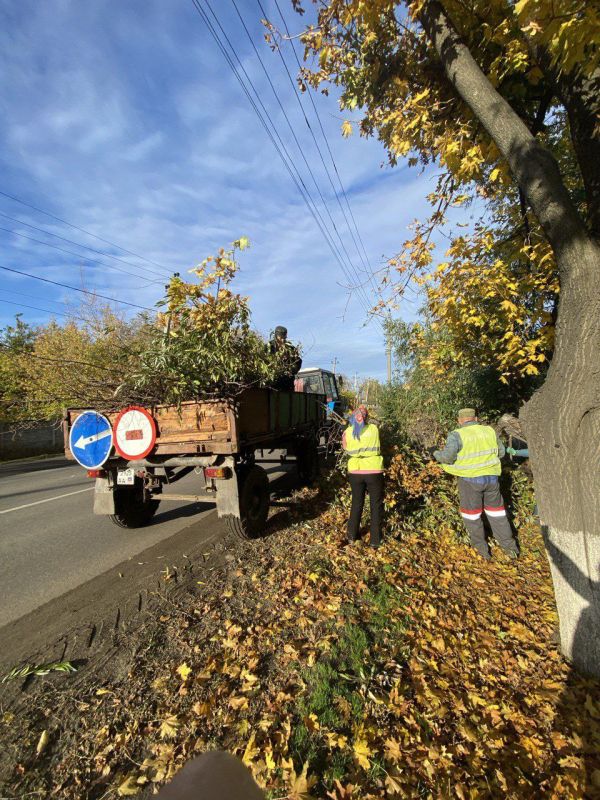 С заботой об округе.. На 14.10.2025 г. сотрудниками МУП "ЭКОС" выполнены следующие виды работ: Обрезка аварийных деревьев от линии электропередач в пос. Красный Партизан и по ул. Макеевская, г. Ясиноватая Дорожный смет... С заботой об округе.. На 14.10.2025 г. сотрудниками МУП "ЭКОС" выполнены следующие виды работ: Обрезка аварийных деревьев от линии электропередач в пос. Красный Партизан и по ул. Макеевская, г. Ясиноватая Дорожный смет...