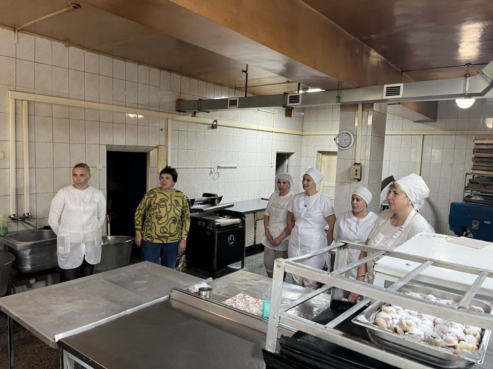 Заместитель руководителя Управы Пролетарского внутригородского района Администрации г.о. Донецк Зариф Губиев совместно с депутатом Народного совета ДНР Александром Мальковым провел рабочую встречу с трудовым коллективом... Заместитель руководителя Управы Пролетарского внутригородского района Администрации г.о. Донецк Зариф Губиев совместно с депутатом Народного совета ДНР Александром Мальковым провел рабочую встречу с трудовым коллективом...