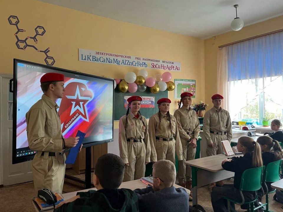 Я-ЮНАРМИЯ. Юнармейцы отряда ВПК «Пламя» штаба местного отделения городского округа Харцызска СШ № 4, ученики из 9-А класса Мокровуз Виктория, Муляр Анастасия, Воробьев Сергей и 10-А класса Шаповалов Кирилл, Павлюк Анастасия... Я-ЮНАРМИЯ. Юнармейцы отряда ВПК «Пламя» штаба местного отделения городского округа Харцызска СШ № 4, ученики из 9-А класса Мокровуз Виктория, Муляр Анастасия, Воробьев Сергей и 10-А класса Шаповалов Кирилл, Павлюк Анастасия...
