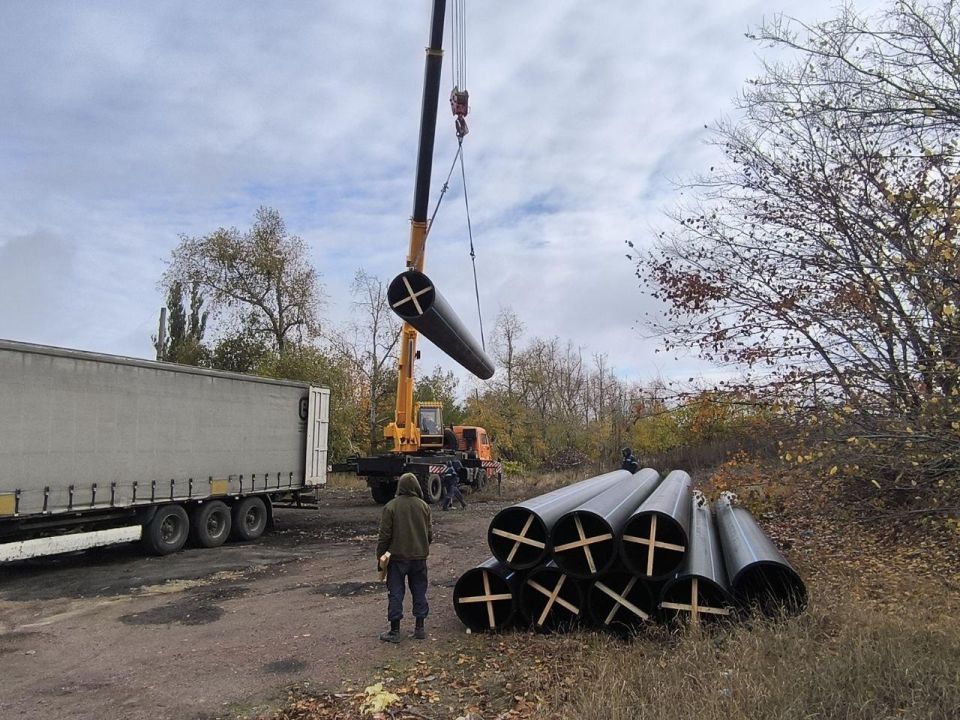Подрядная организация из Кузбасса приступила к доставке труб для капитального ремонта водовода в Горловке Подрядная организация из Кузбасса приступила к доставке труб для капитального ремонта водовода в Горловке