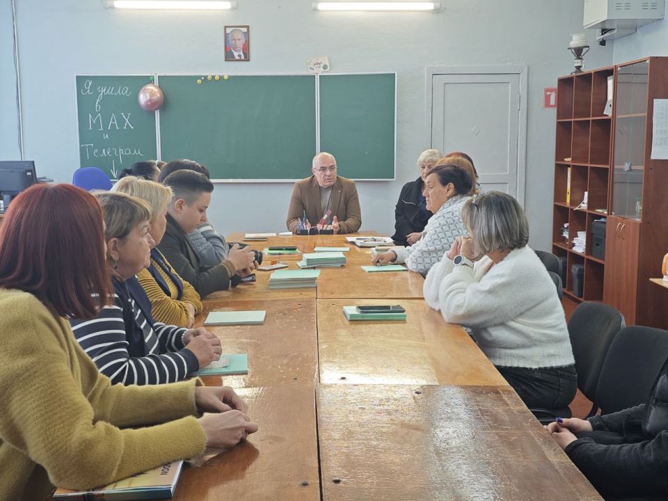 Сегодня, 14 октября 2025 года, первый заместитель главы администрации городского округа Дебальцево Максим Вельма провел рабочую встречу с трудовым коллективом Государственного бюджетного образовательного учреждения... Сегодня, 14 октября 2025 года, первый заместитель главы администрации городского округа Дебальцево Максим Вельма провел рабочую встречу с трудовым коллективом Государственного бюджетного образовательного учреждения...