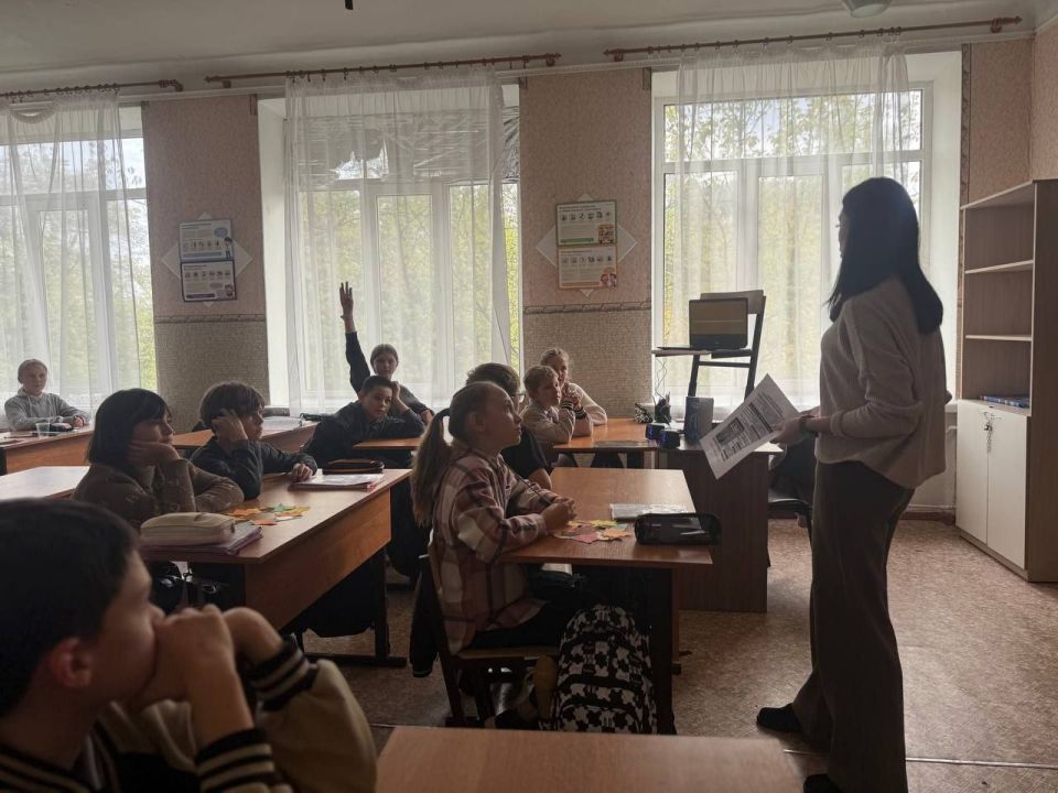Сегодня,14.10.2025 в ГБОУ "СШ № 12 имени М. Толстых г.о. Иловайск" социальный педагог Рябус А.В. провела в 5-Б классе профилактическую беседу на тему: "Мир без терроризма" Сегодня,14.10.2025 в ГБОУ "СШ № 12 имени М. Толстых г.о. Иловайск" социальный педагог Рябус А.В. провела в 5-Б классе профилактическую беседу на тему: "Мир без терроризма"