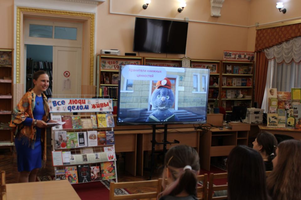 Где родился, там и учился. В рамках акции «Учиться в Донбассе», организованной при поддержке Главы Республики Дениса Пушилина, в Донецкой республиканской библиотеке для детей имени С.М