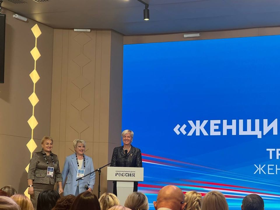 «Роль женщин в нашей партии огромна. Это правда. Но роль женщин в целом — огромна», — Дмитрий Медведев «Роль женщин в нашей партии огромна. Это правда. Но роль женщин в целом — огромна», — Дмитрий Медведев