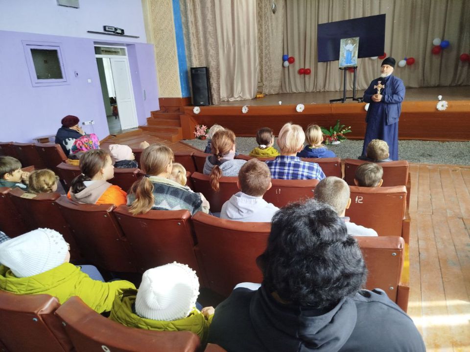 МБУ "Ровнопольский СДК" совместно с Ровнопольской библиотекой организовали теплую и познавательную встречу с протоиереем Андреем Владимировичем Раевским, настоятелем храма Святой Троицы села Ровнополь МБУ "Ровнопольский СДК" совместно с Ровнопольской библиотекой организовали теплую и познавательную встречу с протоиереем Андреем Владимировичем Раевским, настоятелем храма Святой Троицы села Ровнополь