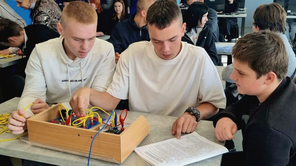 Олег Трофимов: Один день из жизни студента: школьники примерили на себя профессии будущего Олег Трофимов: Один день из жизни студента: школьники примерили на себя профессии будущего
