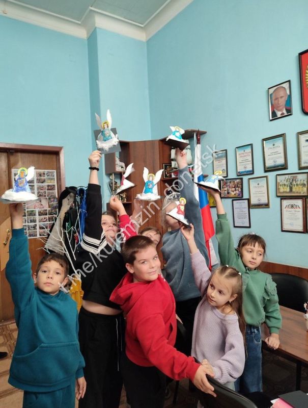 Сегодня, в светлый праздник Покрова Пресвятой Богородицы, во Дворце культуры им. Т.Г. Шевченко царила особая атмосфера – для детей из творческих коллективов был организован мастер-класс «Поделка на Покров» Сегодня, в светлый праздник Покрова Пресвятой Богородицы, во Дворце культуры им. Т.Г. Шевченко царила особая атмосфера – для детей из творческих коллективов был организован мастер-класс «Поделка на Покров»