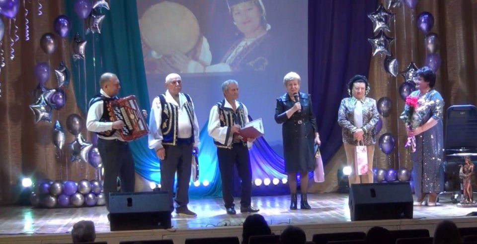 В Урзуфском сельском Доме культуры состоялся юбилейный творческий вечер заведующего Дома культуры, руководителя и солистки народного вокального ансамбля «Маджаротис» Любови Разовой с прекрасным названием «По жизни вместе я и... В Урзуфском сельском Доме культуры состоялся юбилейный творческий вечер заведующего Дома культуры, руководителя и солистки народного вокального ансамбля «Маджаротис» Любови Разовой с прекрасным названием «По жизни вместе я и...