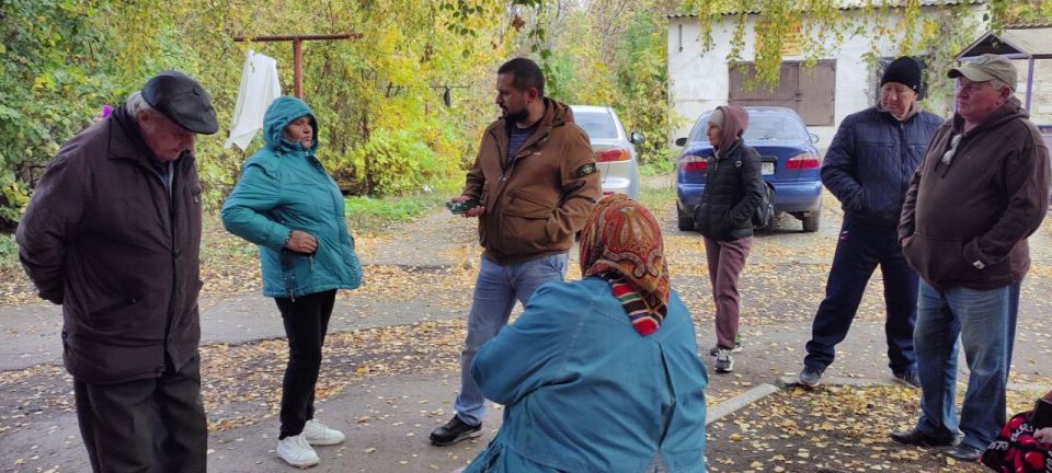 Председатель Общественного совета Александр Горянный встретился с жителями многоквартирного дома по пр. Зеленый, 17 Амвросиевки Председатель Общественного совета Александр Горянный встретился с жителями многоквартирного дома по пр. Зеленый, 17 Амвросиевки