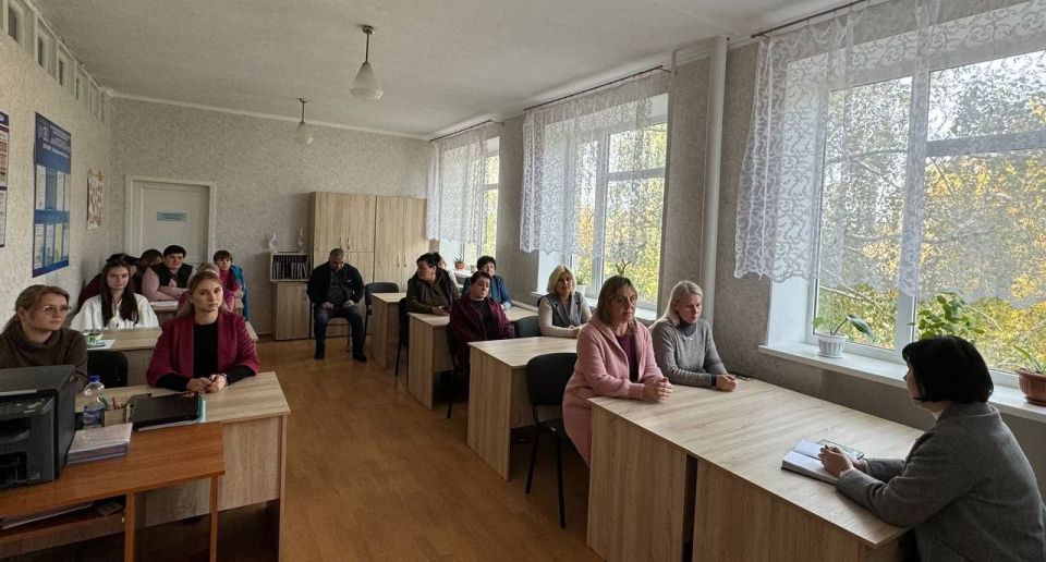 Заместитель Главы Администрации провела встречу с трудовым коллективом Свободненской школы с. Свободное Заместитель Главы Администрации провела встречу с трудовым коллективом Свободненской школы с. Свободное