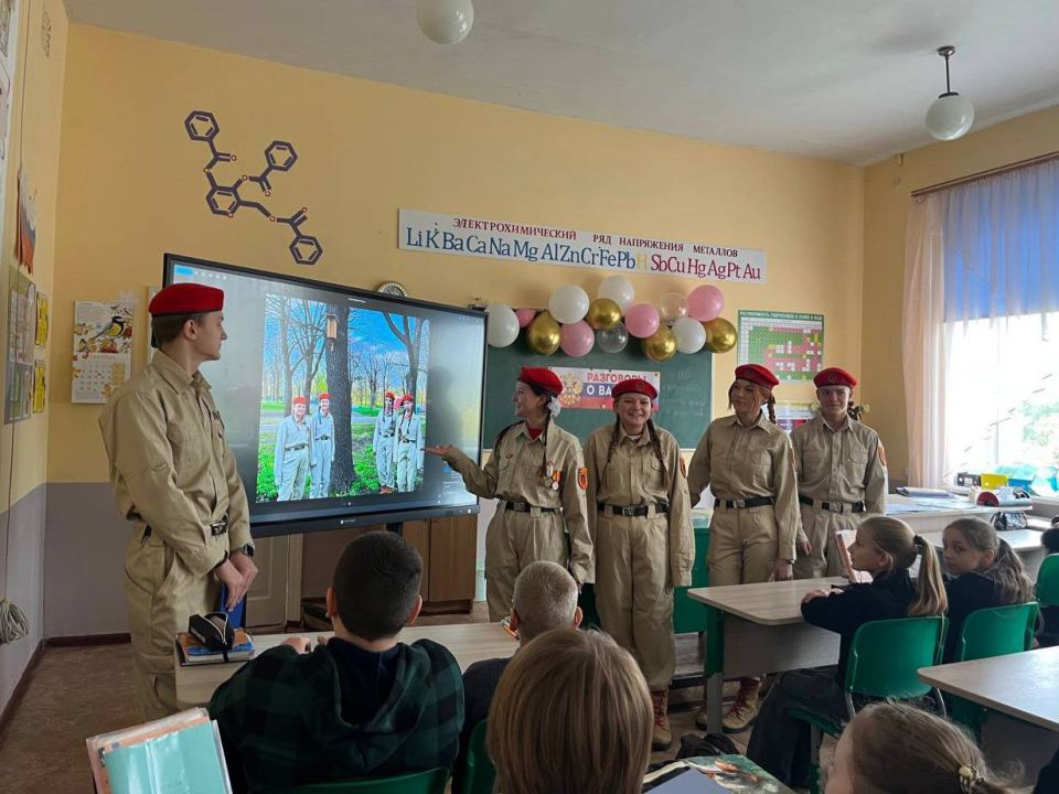 Я-ЮНАРМИЯ. Юнармейцы отряда ВПК «Пламя» штаба местного отделения городского округа Харцызска СШ № 4, ученики из 9-А класса Мокровуз Виктория, Муляр Анастасия, Воробьев Сергей и 10-А класса Шаповалов Кирилл, Павлюк Анастасия... Я-ЮНАРМИЯ. Юнармейцы отряда ВПК «Пламя» штаба местного отделения городского округа Харцызска СШ № 4, ученики из 9-А класса Мокровуз Виктория, Муляр Анастасия, Воробьев Сергей и 10-А класса Шаповалов Кирилл, Павлюк Анастасия...