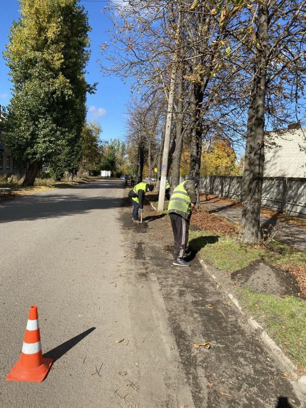С заботой об округе.. На 14.10.2025 г. сотрудниками МУП "ЭКОС" выполнены следующие виды работ: Обрезка аварийных деревьев от линии электропередач в пос. Красный Партизан и по ул. Макеевская, г. Ясиноватая Дорожный смет... С заботой об округе.. На 14.10.2025 г. сотрудниками МУП "ЭКОС" выполнены следующие виды работ: Обрезка аварийных деревьев от линии электропередач в пос. Красный Партизан и по ул. Макеевская, г. Ясиноватая Дорожный смет...