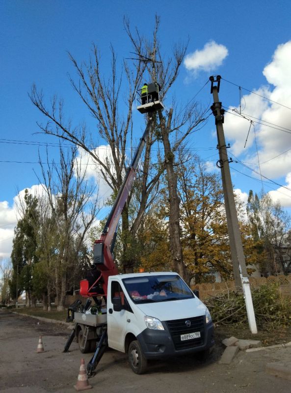 С заботой об округе.. На 14.10.2025 г. сотрудниками МУП "ЭКОС" выполнены следующие виды работ: Обрезка аварийных деревьев от линии электропередач в пос. Красный Партизан и по ул. Макеевская, г. Ясиноватая Дорожный смет... С заботой об округе.. На 14.10.2025 г. сотрудниками МУП "ЭКОС" выполнены следующие виды работ: Обрезка аварийных деревьев от линии электропередач в пос. Красный Партизан и по ул. Макеевская, г. Ясиноватая Дорожный смет...