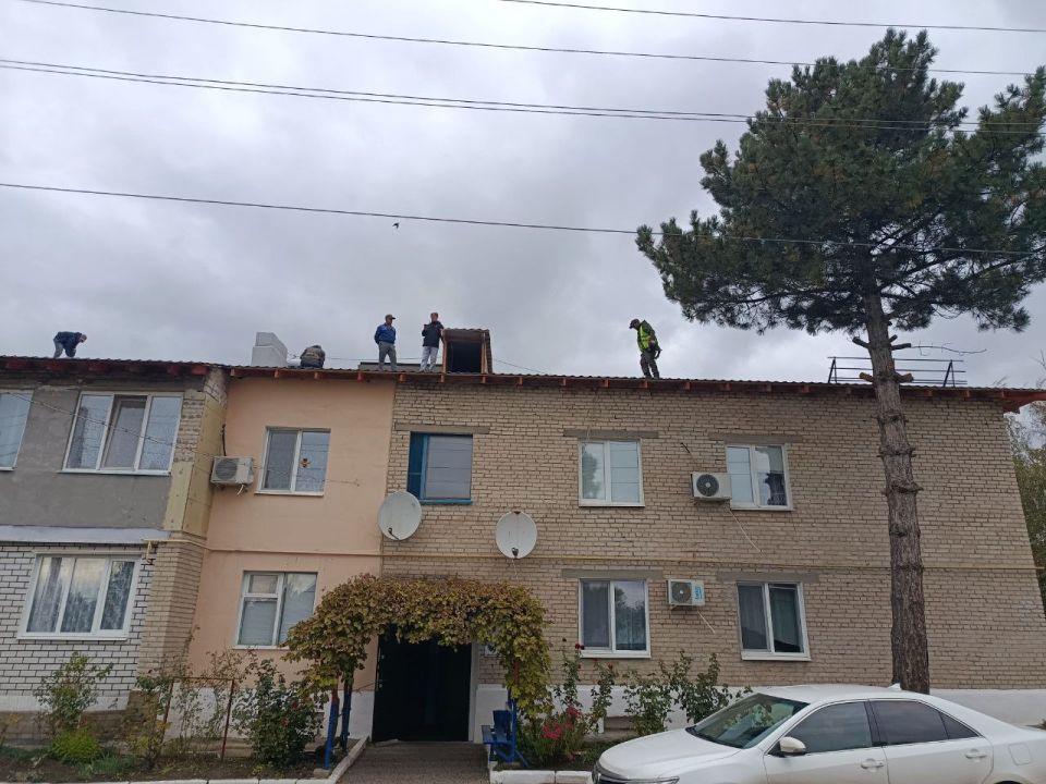 Наталья Великодная: В рамках подготовки жилищного фонда Тельмановского округа к осенне-зимнему периоду, а также партийного проекта Единой России "Школа ЖКХ", осуществляется капитальный ремонт кровли в доме по адресу:... Наталья Великодная: В рамках подготовки жилищного фонда Тельмановского округа к осенне-зимнему периоду, а также партийного проекта Единой России "Школа ЖКХ", осуществляется капитальный ремонт кровли в доме по адресу:...