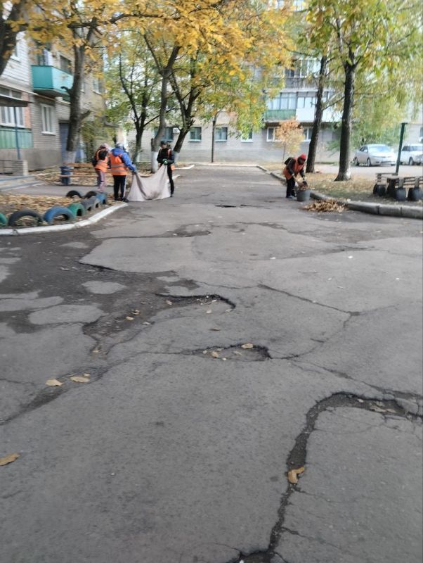С заботой об округе.. За 14.10.2025 года сотрудниками МУП АГЯ «ЖЭК» выполнены следующие виды работ: выполнены работы по уборке придомовой территории по адресам: С заботой об округе.. За 14.10.2025 года сотрудниками МУП АГЯ «ЖЭК» выполнены следующие виды работ: выполнены работы по уборке придомовой территории по адресам: