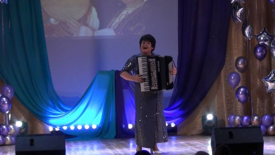 В Урзуфском сельском Доме культуры состоялся юбилейный творческий вечер заведующего Дома культуры, руководителя и солистки народного вокального ансамбля «Маджаротис» Любови Разовой с прекрасным названием «По жизни вместе я и... В Урзуфском сельском Доме культуры состоялся юбилейный творческий вечер заведующего Дома культуры, руководителя и солистки народного вокального ансамбля «Маджаротис» Любови Разовой с прекрасным названием «По жизни вместе я и...