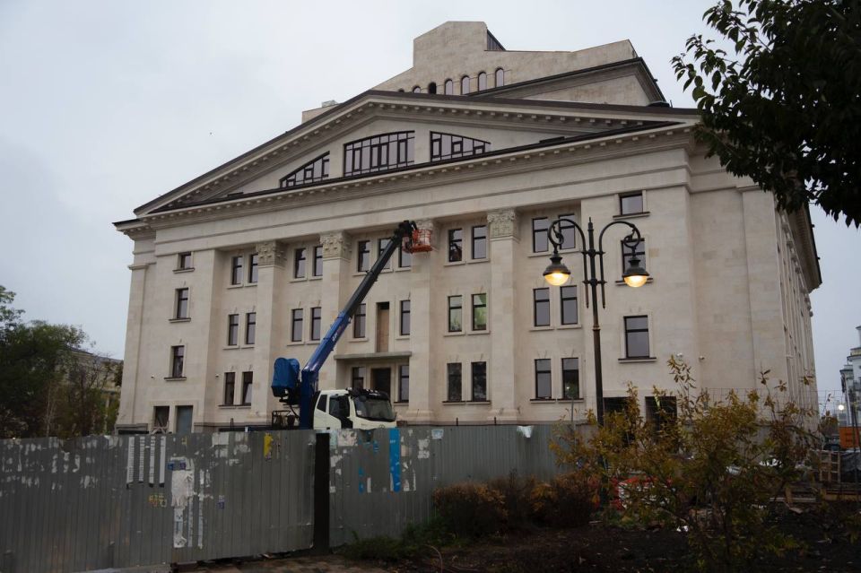 Вице-премьер Кирилл Макаров вместе с министром культуры Михаилом Желтяковым осмотрели ход восстановительных работ Мариупольского театра и обсудили все этапы Вице-премьер Кирилл Макаров вместе с министром культуры Михаилом Желтяковым осмотрели ход восстановительных работ Мариупольского театра и обсудили все этапы